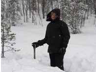 Jesper Wikström i vinterskogen