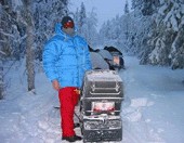 Snöskoter i vinterskogen